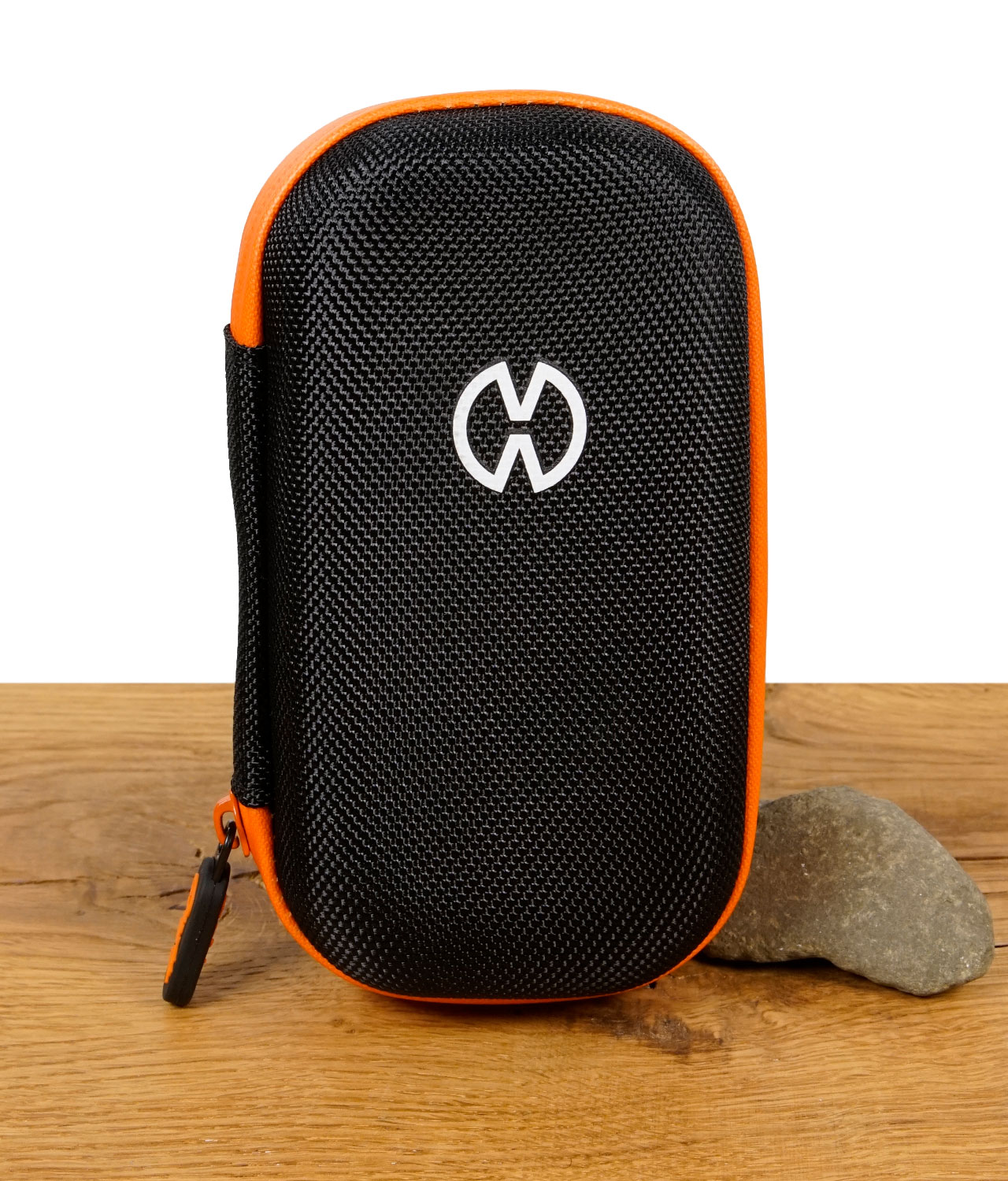 mighty-hartschalen-travelcase-hochkant Geschlossene schwarze Hardcase-Tasche mit orangefarbenem Rand und Storz & Bickel Logo