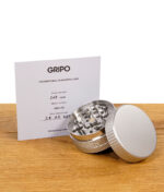 GRIPO 55 Edelstahl Grinder mit Seriennummer und Garantiekarte im Hintergrund