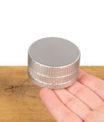 GRIPO 55 Edelstahl Grinder liegt in der Hand zur Größenveranschaulichung