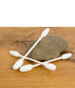Einzelne Black Leaf Blazing Mops auf Holztisch mit Stein im Hintergrund