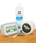Reinigungsset mit Isopropanol, Blazing Bath Box, Wattestäbchen und Pinsel auf Holz