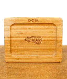 Flach aufliegendes Bambus-Rolltablett mit OCB-Gravuren auf der Oberfläche.
