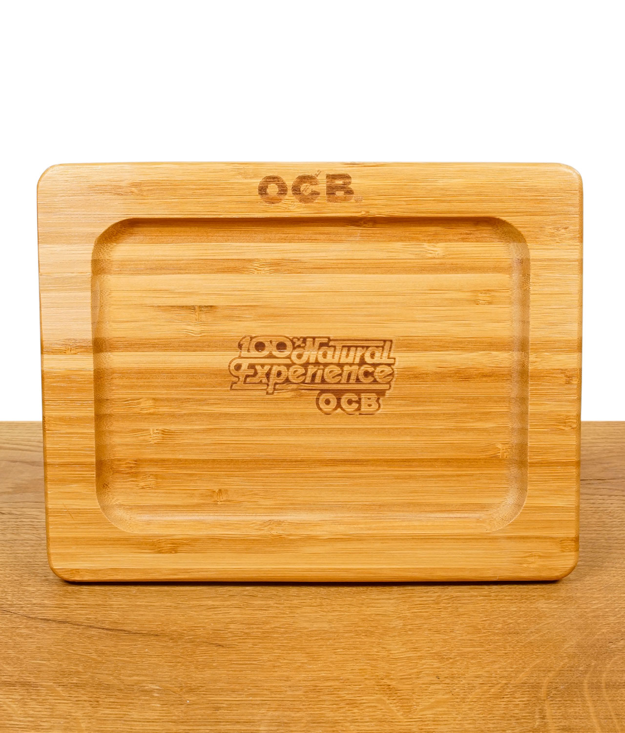 ocb-bamboo-rolling-tray-aus-holz-1-jpg Flach aufliegendes Bambus-Rolltablett mit OCB-Gravuren auf der Oberfläche.