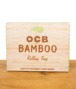 Rechteckige Verpackung des OCB Bamboo Rolling Tray mit Logo und Produktbezeichnung.