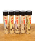 ünf Sorten der RAW Terp'd Cones in 1 1/4 Size im Glasröhrchen: Blue Parfait, Yellow Kush, Purple Ape, Georgia Pie und Fire Zest.