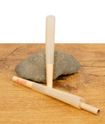 Zwei ungefüllte RAW Cones der Terp'd Serie auf Holzoberfläche vor Naturstein, ein Cone halb aufgefaltet.
