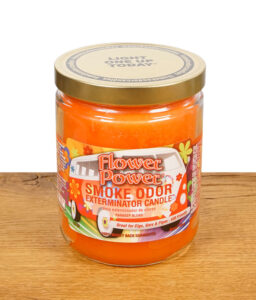 Smoke Odor Exterminator Candle in der Duftrichtung Flower Power mit goldenem Deckel und buntem Etikett im Hippie-Design.