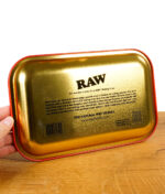 RAW Rolling Tray Matt Rot von hinten mit Goldener Rückseite und Informationstext.