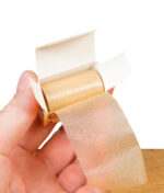 RAW Classic Gum Strips Rolle in geöffneter Verpackung wird von Hand gehalten