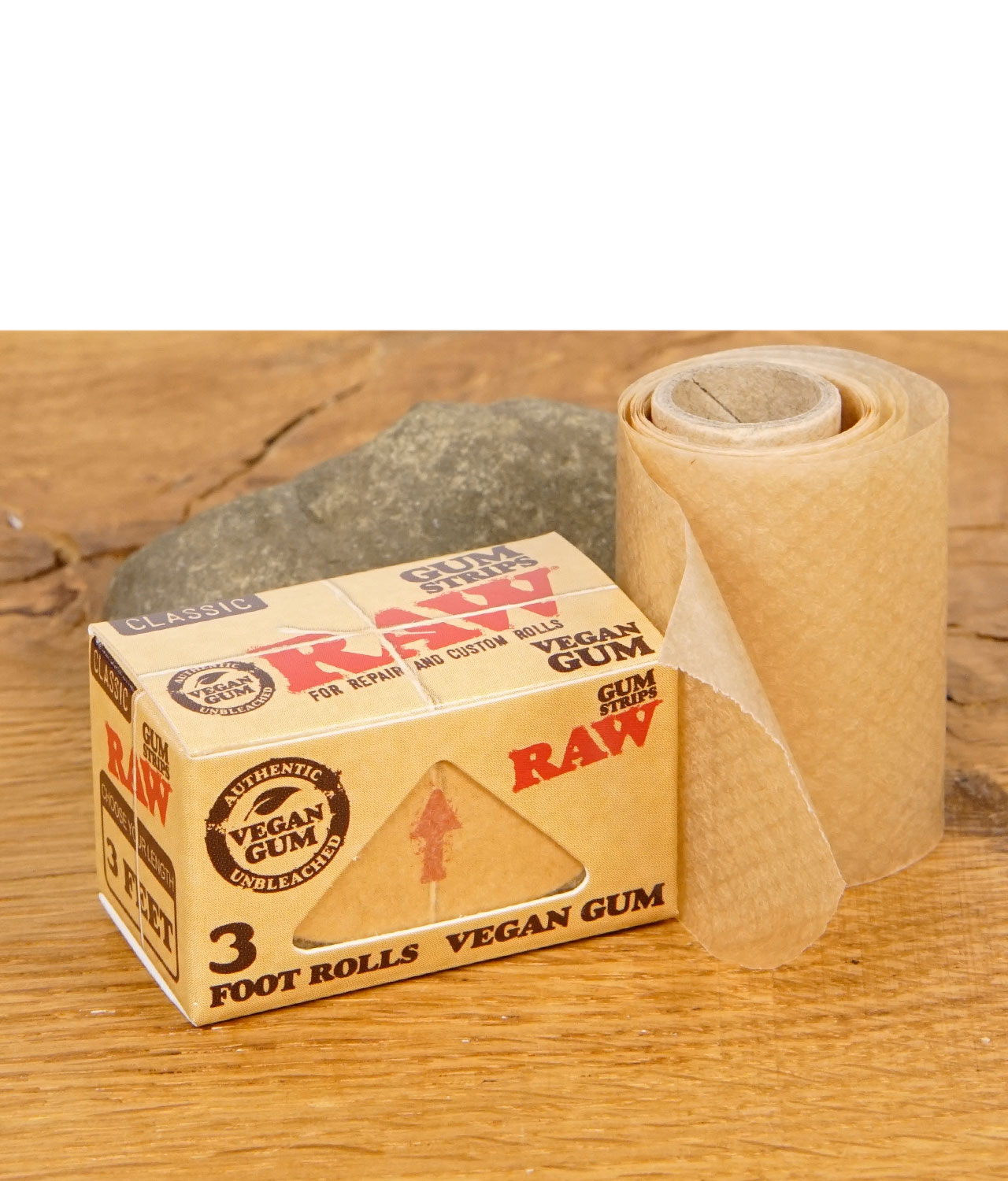 raw-classic-gum-strips-klebestreifen-3-jpg RAW Classic Gum Strips Rolle neben der geschlossenen Verpackung auf Holzuntergrund