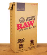 RAW Lifetime Supply Mega Box mit 1000 Metern Kingsize Slim Paper von der Seite fotografiert.