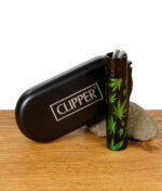 Alt-Text: Clipper Metall Feuerzeug mit schwarzem Kopf und Hanfblatt-Design vor schwarzer Clipper-Box.