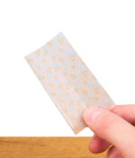 Einzelnes Juicy Jay's Vanilla Ice Paper mit Eiscreme-Muster wird in der Hand gehalten