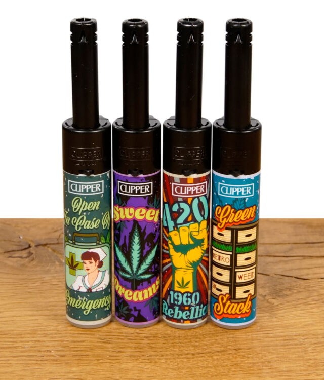 Vier Clipper Mini Stabfeuerzeuge im Retro Weed Design nebeneinander aufgestellt