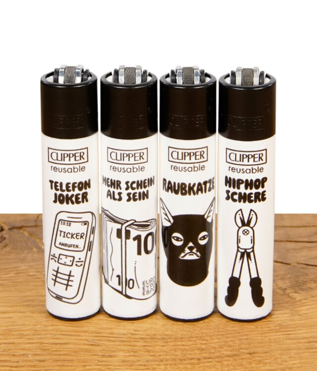 Vier Clipper Feuerzeuge der Serie „Junkie Tattoo“ nebeneinander: Telefon Joker, Mehr Schein als Sein, Raubkatze und HipHop Schere