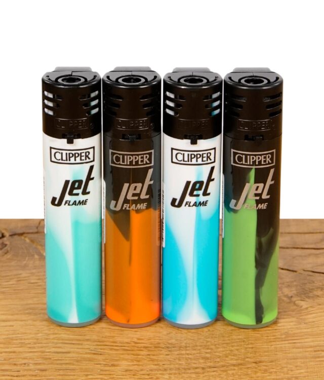 Vier Clipper Jet Flame Feuerzeuge in verschiedenen Farbverläufen aus dem Nebula Mix Set nebeneinander auf Holzfläche