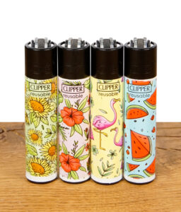 Vier Clipper Feuerzeuge der Paradise Edition mit tropischen Motiven nebeneinander
