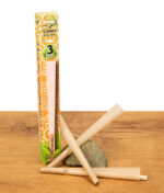Greengo Cones King Size 3er Pack mit ungebleichten Cones vor Stein auf Holzuntergrund.