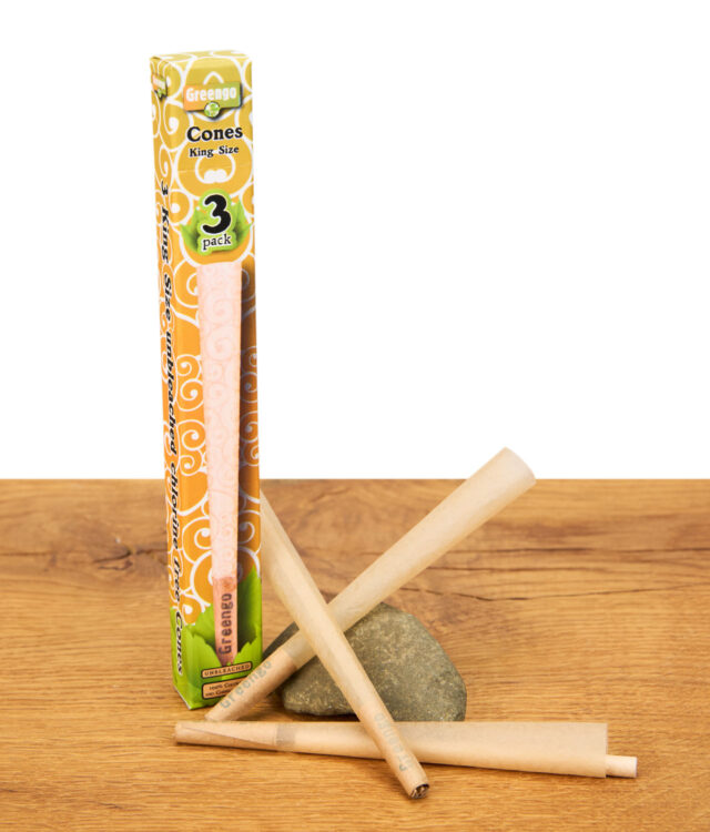 Greengo Cones King Size 3er Pack mit ungebleichten Cones vor Stein auf Holzuntergrund.