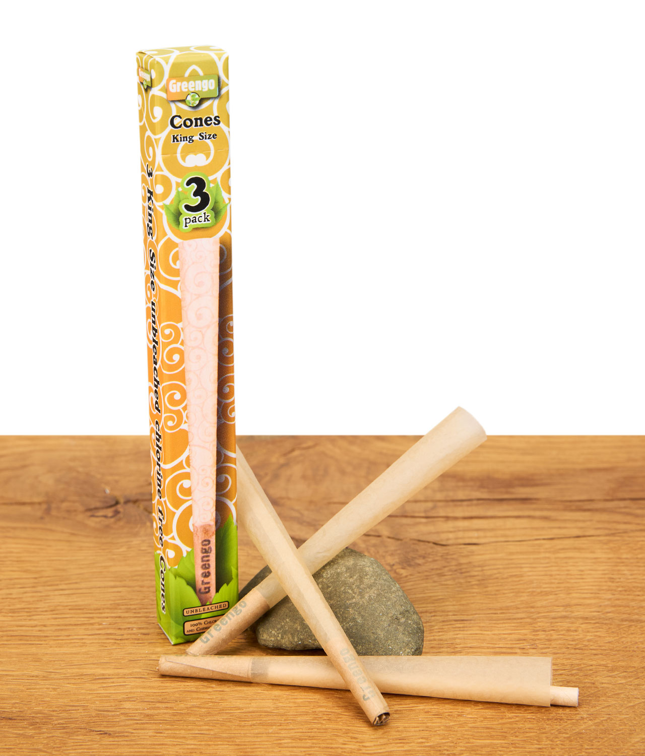 greengo-cones-king-size-unbleached-3er-pack-jpg Greengo Cones King Size 3er Pack mit ungebleichten Cones vor Stein auf Holzuntergrund.