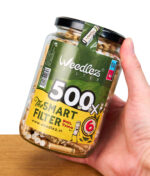 Weedlez Smart Filter Glas mit 500 Filtern à 6 mm in Hand gehalten