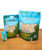Gruppenbild der drei Verpackungsgrößen der Weedlez Smart Filter Slim Trino 5 mm: 10er, 50er und 250er auf einem Holztisch.