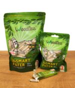 Weedlez Smart Filter Big Flow 7 mm als 10er, 50er und 250er Packung mit herausfallenden Filtern auf Holzuntergrund