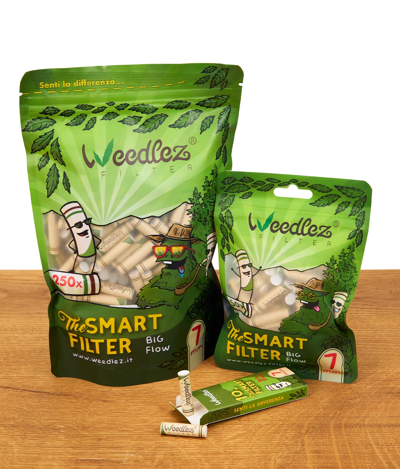 weedlez-smart-filter-big-flow-7mm-gruppenbild-jpg Weedlez Smart Filter Big Flow 7 mm als 10er, 50er und 250er Packung mit herausfallenden Filtern auf Holzuntergrund