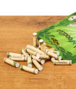 Weedlez Smart Filter Big Flow 7 mm lose vor offener Verpackung auf Holztisch verstreut