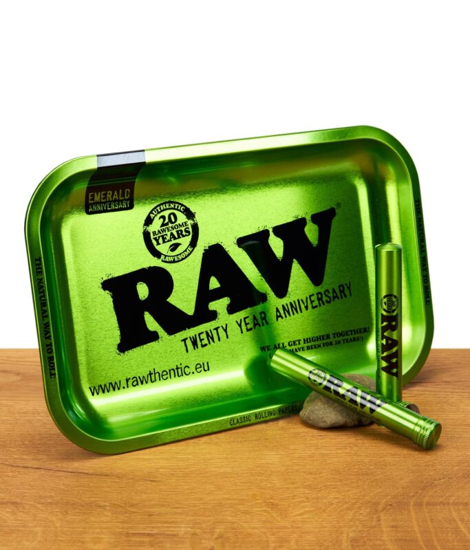 Grüne RAW Rolling Tray 20th Anniversary Edition mit zwei passenden Aluminium Jointtubes auf Holzuntergrund.
