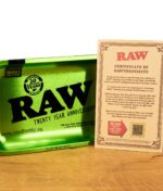 RAW Emerald Anniversary Rolling Tray mit Zertifikat der Echtheit („Certificate of RAWthenticity“) und QR-Code zur Authentifizierung.