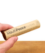 Kartonrolle mit zehn MouthPeace Filtern für austauschbare Nutzung, wird in der Hand gehalten.