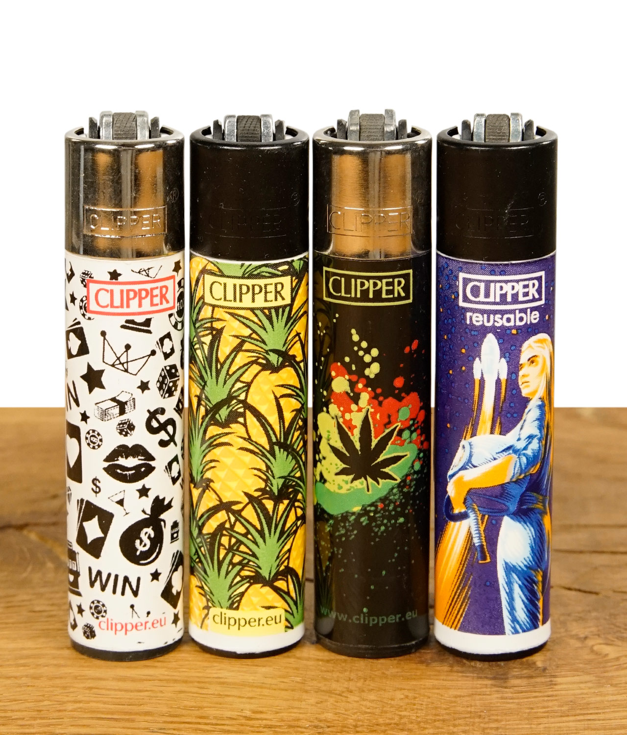 clipper-feuerzeug-zufaellig-4er-set-jpg Vier Clipper-Feuerzeuge mit unterschiedlichen Motiven wie Ananas, Hanfblatt und Spielsymbolen, aufrecht nebeneinander aufgestellt auf Holzfläche.
