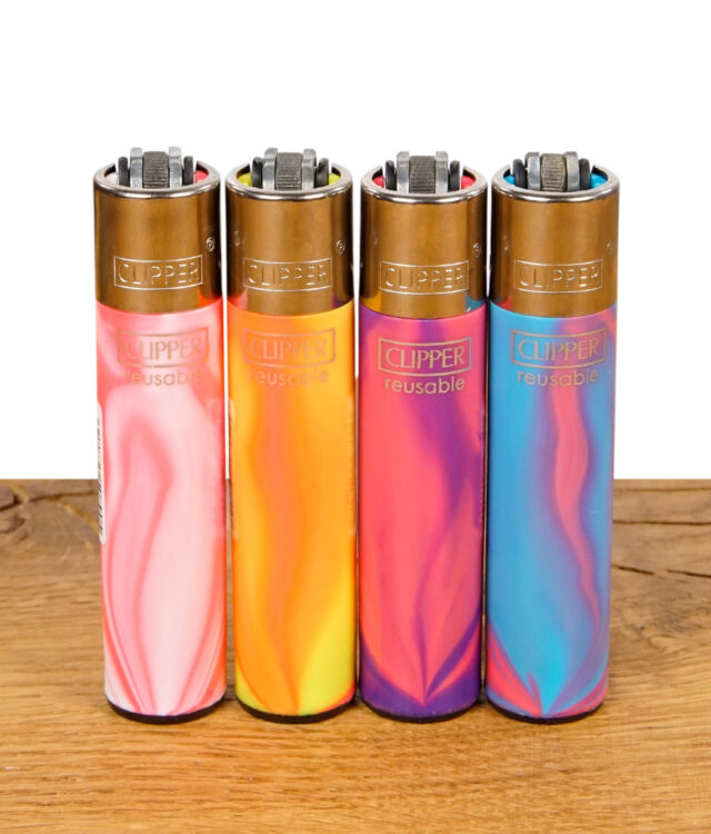Vier Clipper Feuerzeuge der Pink Nebula Serie mit wirbelnden Farbverläufen in Rosa, Orange, Lila und Blau nebeneinander aufgestellt