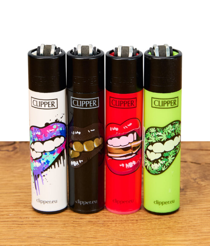 Vier Clipper Feuerzeuge Lips Large mit Lippenmotiven in verschiedenen Farben nebeneinander