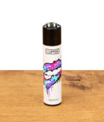 Clipper Feuerzeug Lips Large mit buntem Lippenmotiv auf weißem Gehäuse