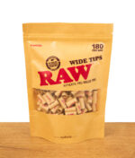 Verschlossene Packung RAW Wide Tips 180er aufrecht vor hellem Hintergrund stehend.