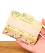 Rückseite der OCB Bamboo Slim Packung mit Social-Media-Links, geöffnet in einer Hand gehalten.
