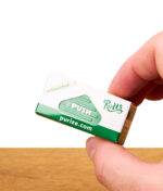 Purize Brown Rolls Packung mit Sichtfenster und PUSH-Mechanismus in der Hand