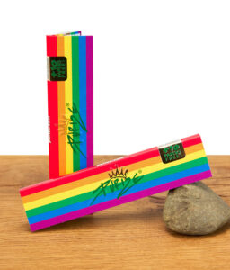 Zwei Packungen PURIZE We Love Diversity Papers mit Regenbogen-Design auf Holzuntergrund.