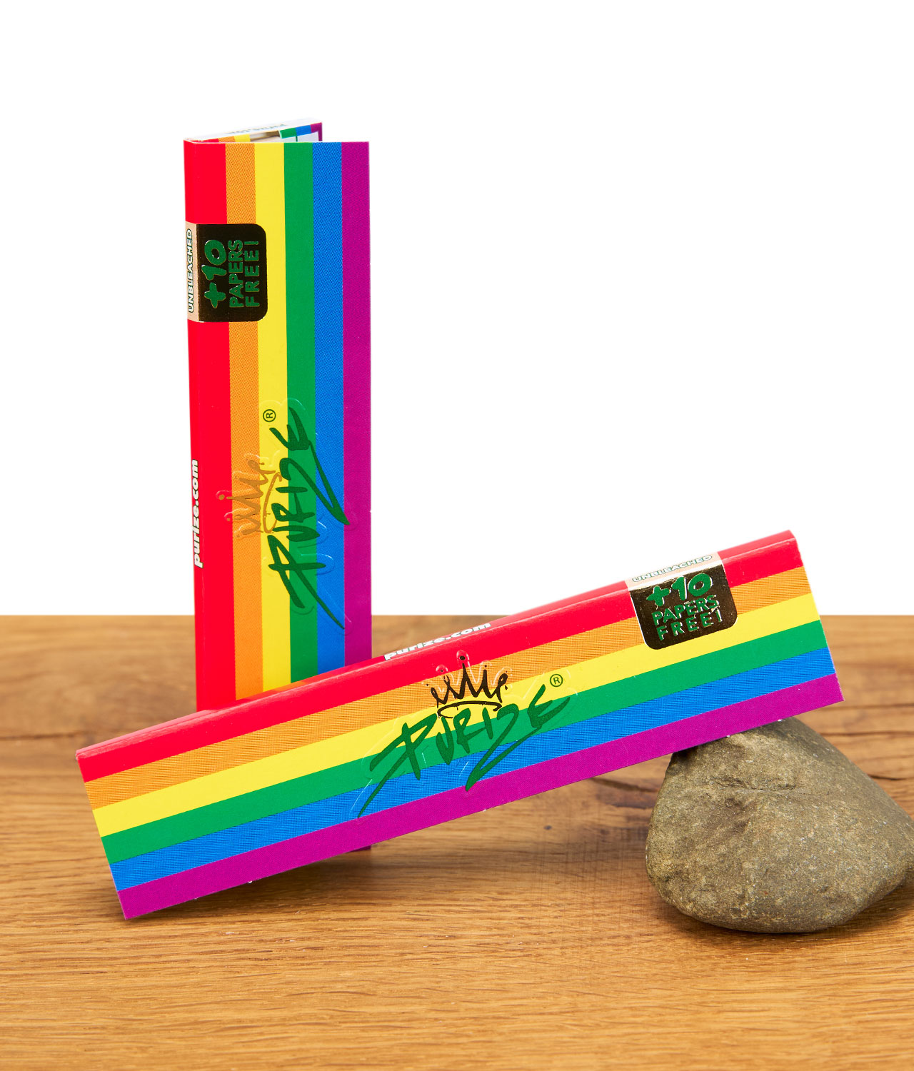 purize-we-love-diversity-paper-jpg Zwei Packungen PURIZE We Love Diversity Papers mit Regenbogen-Design auf Holzuntergrund.
