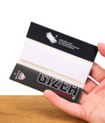 Gizeh King Size Slim +Tips Heftchen in der Hand, geöffnet mit Sicht auf die perforierten Tips