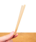 Einzelner ungefüllter RAW Classic King Size Cone wird von Hand gehalten