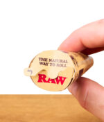 Nahaufnahme der Verpackungsoberseite mit RAW-Logo und Slogan „The Natural Way to Roll“