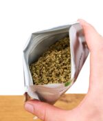 Blick in die geöffnete MUZA Tabakersatz-Packung mit sichtbarer Kräutermischung