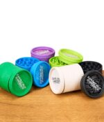 Mehrere Santa Cruz Hemp Shredder Grinder in verschiedenen Farben, geöffnet und geschlossen
