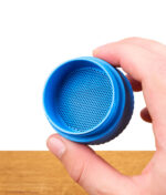 Nahaufnahme eines blauen Santa Cruz Hemp Shredder mit Pollensieb, in der Hand gehalten