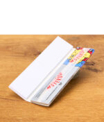 Offene Packung The Bulldog Silver King Size Papers mit integrierten Filtertips, liegend auf Holztisch