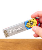 The Bulldog Silver King Size Papers mit Tips, Verpackung wird von Hand gehalten