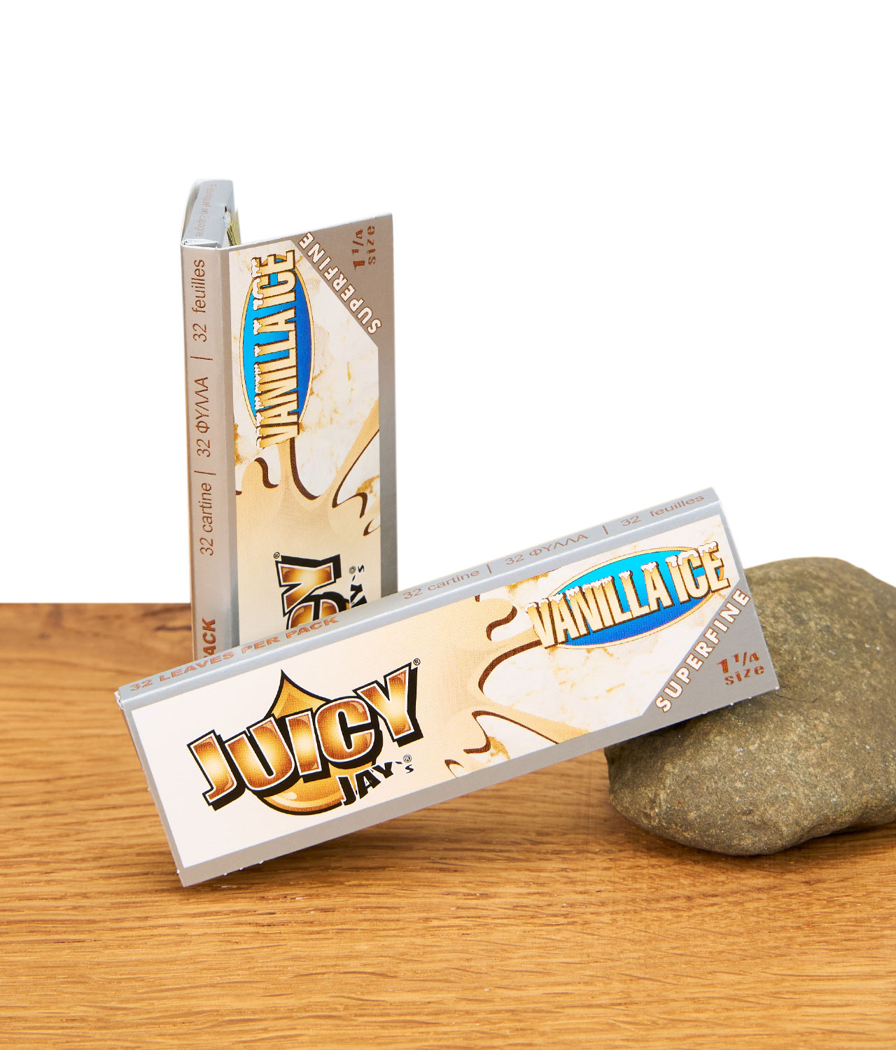 juicy-jay-vanilla-ice-1-1-viertel-size-papers-jpg Zwei geschlossene Packungen Juicy Jay's Vanilla Ice Papers im 1 1/4 Format auf Holzuntergrund